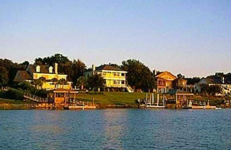 Waterfront homes along Beaufort SC seen on boating charter